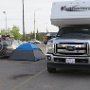 <p align=left>Dernier soir comme le premier : Walmart de Whitehorse. Mais je n’aurais pas cru avoir comme voisin… une tente!